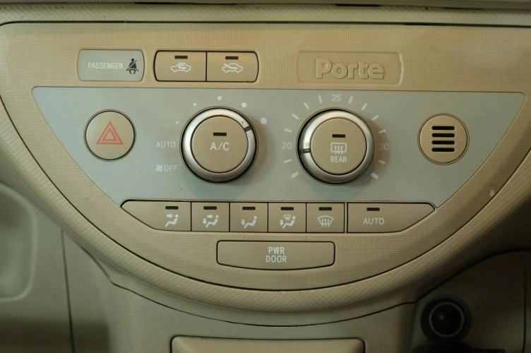 Toyota Porte 13 из 17