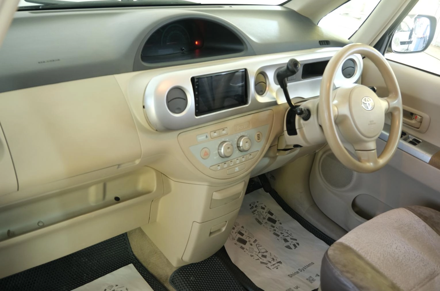 Toyota Porte 15 из 17