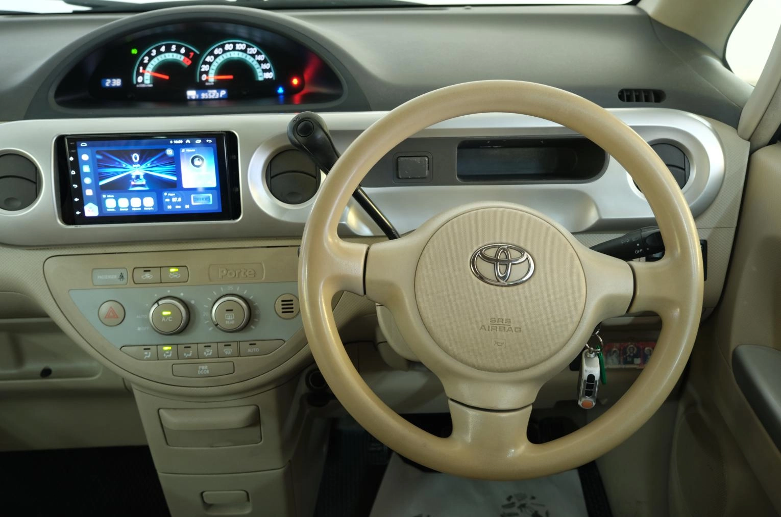 Toyota Porte 9 из 17