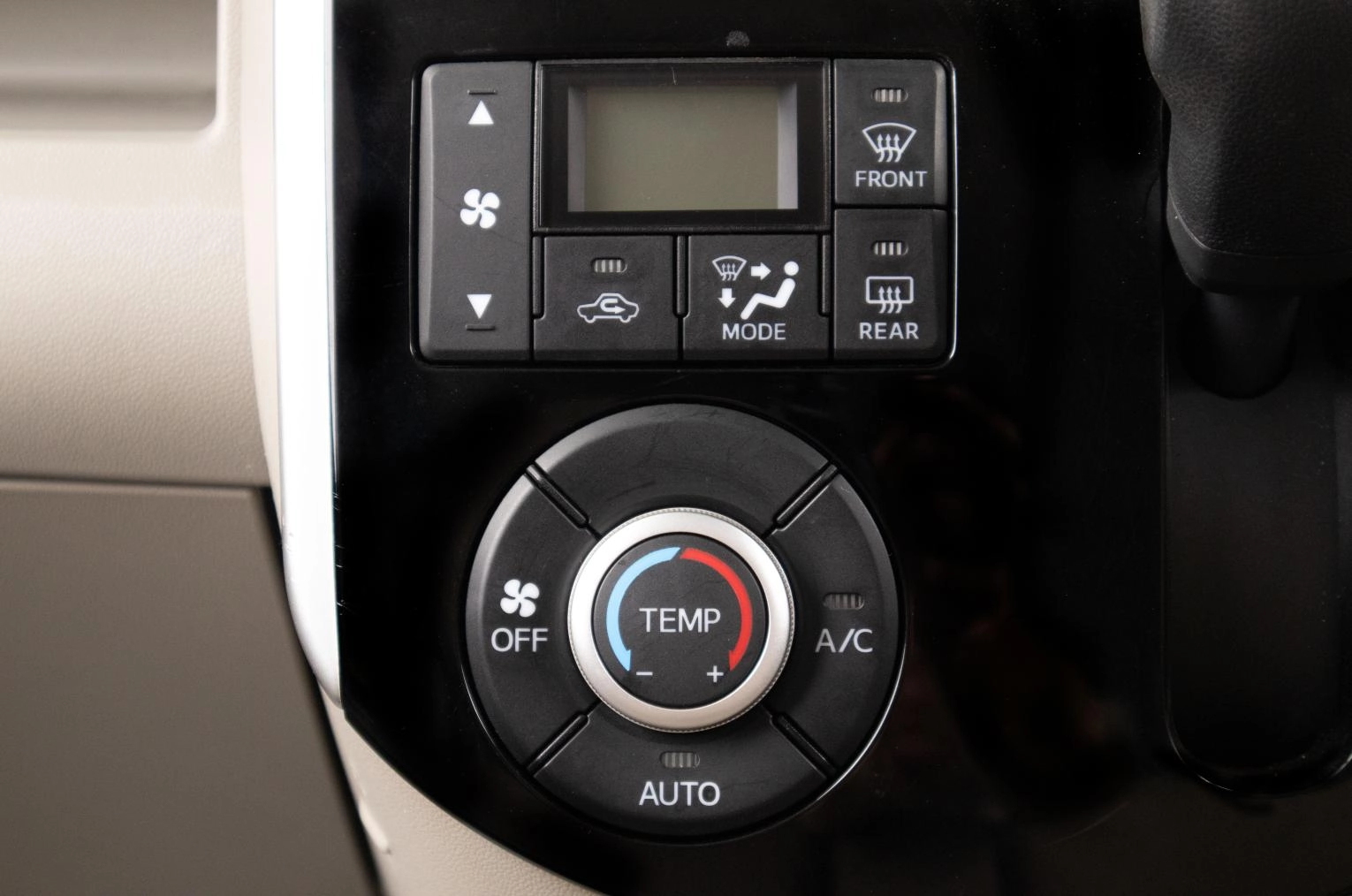 Daihatsu Tanto 13 из 19