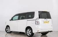Toyota Voxy 4 из 21