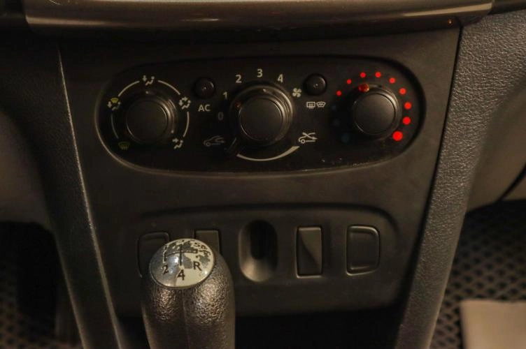 Renault Logan 14 из 18