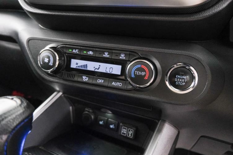Daihatsu Rocky 17 из 23