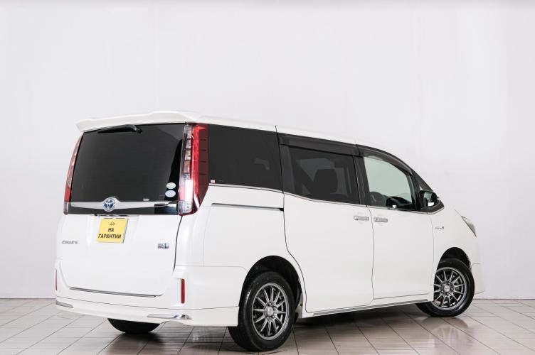 Toyota Esquire 6 из 6