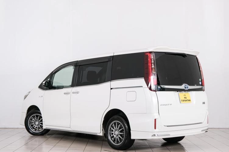 Toyota Esquire 4 из 6