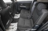 Toyota Prius Alpha 21 из 23
