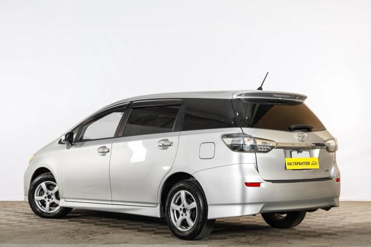 Toyota Wish 4 из 6