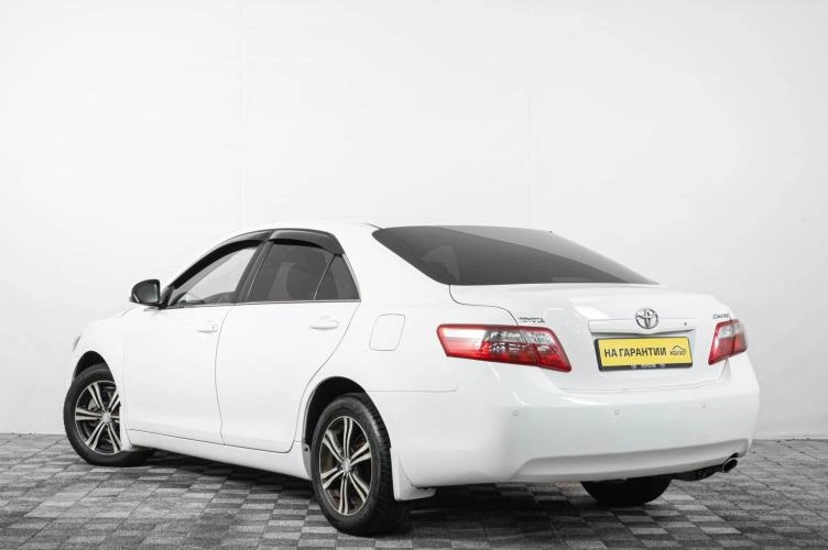Toyota Camry 4 из 6