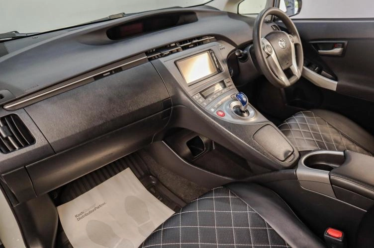 Toyota Prius 17 из 19