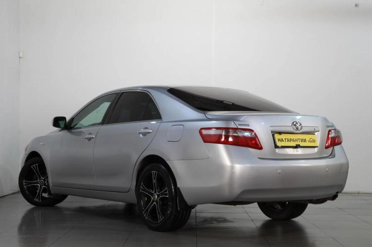 Toyota Camry 4 из 6