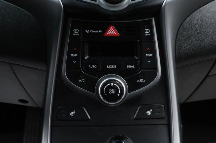 Hyundai Elantra 17 из 19