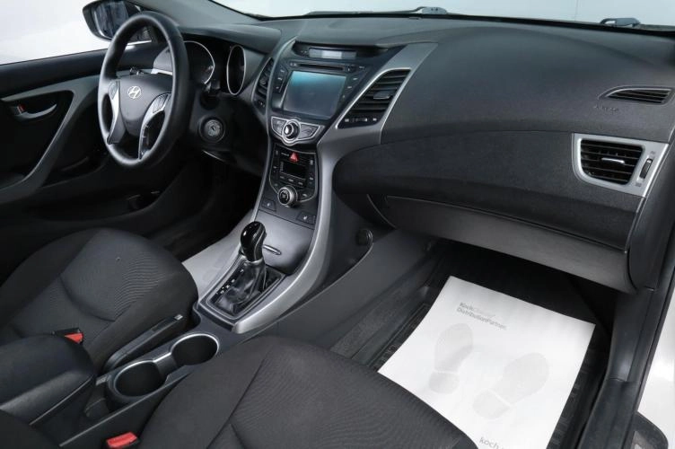 Hyundai Elantra 10 из 19