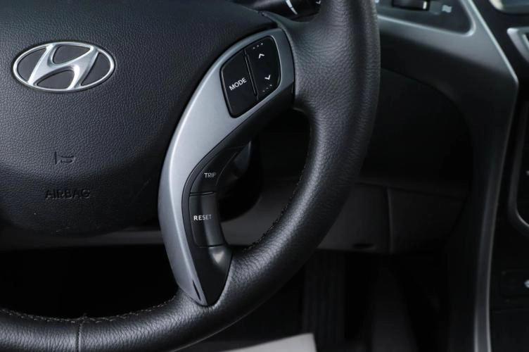 Hyundai Elantra 13 из 19