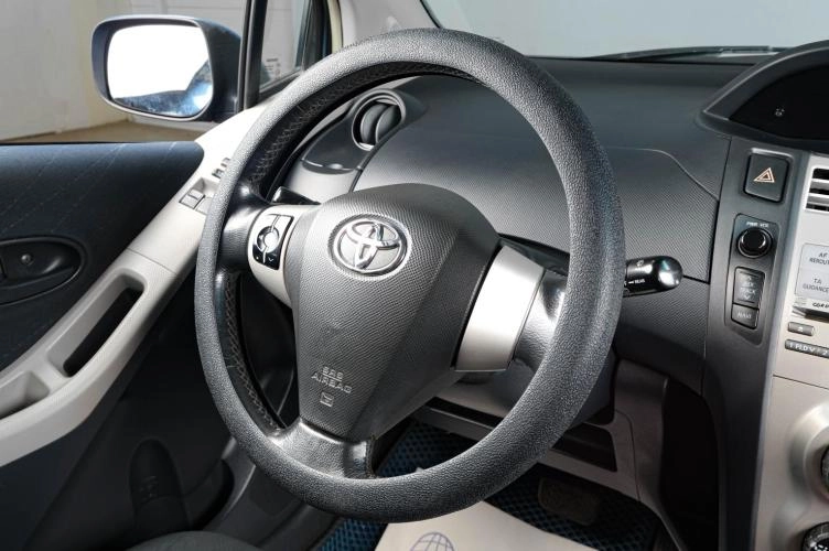 Toyota Yaris 11 из 17