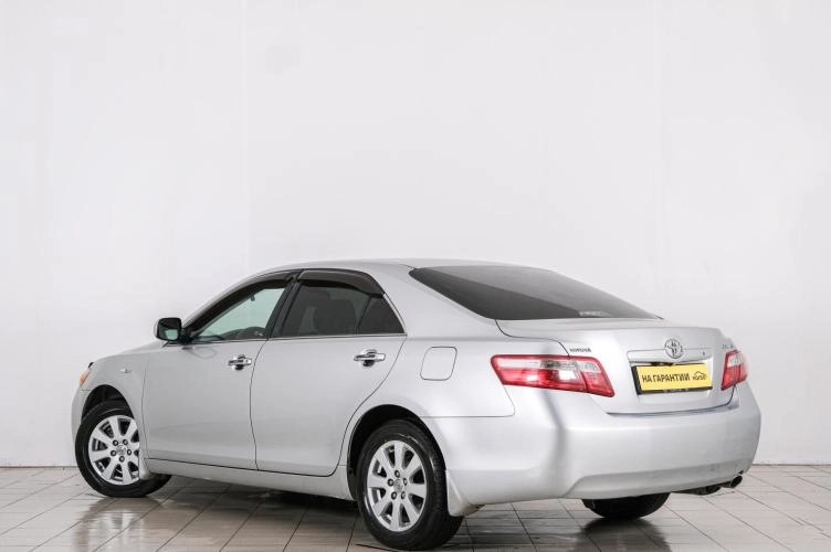 Toyota Camry 4 из 6