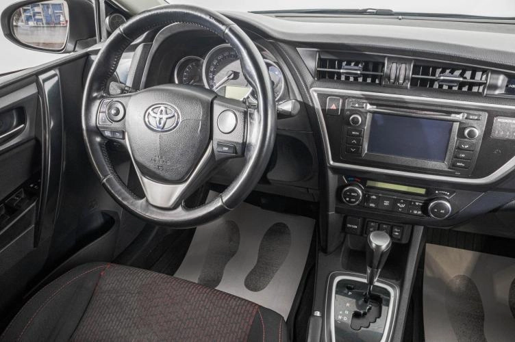 Toyota Auris 16 из 25