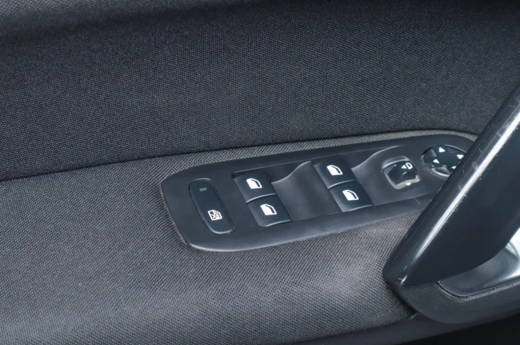 Peugeot 308 8 из 19