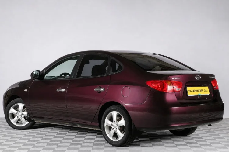 Hyundai Elantra 4 из 6
