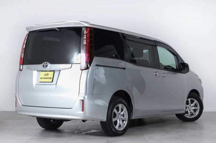 Toyota Noah 6 из 6