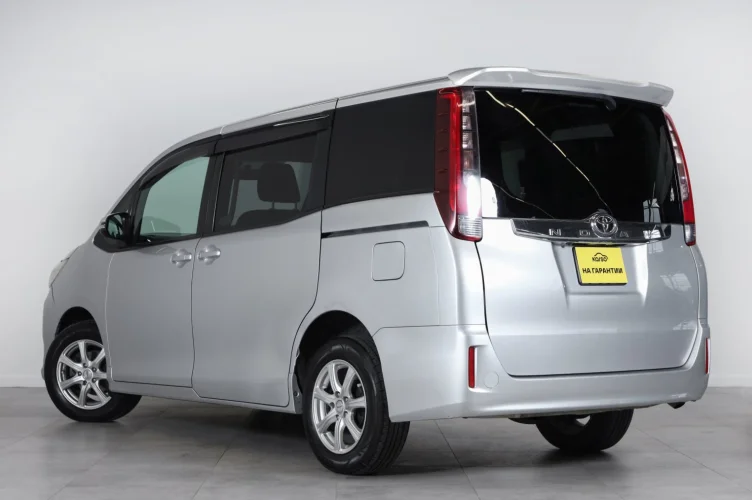 Toyota Noah 4 из 6
