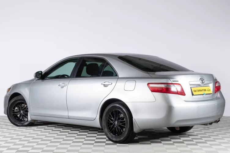 Toyota Camry 4 из 6