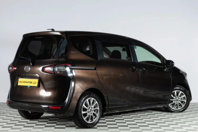 Toyota Sienta 6 из 6