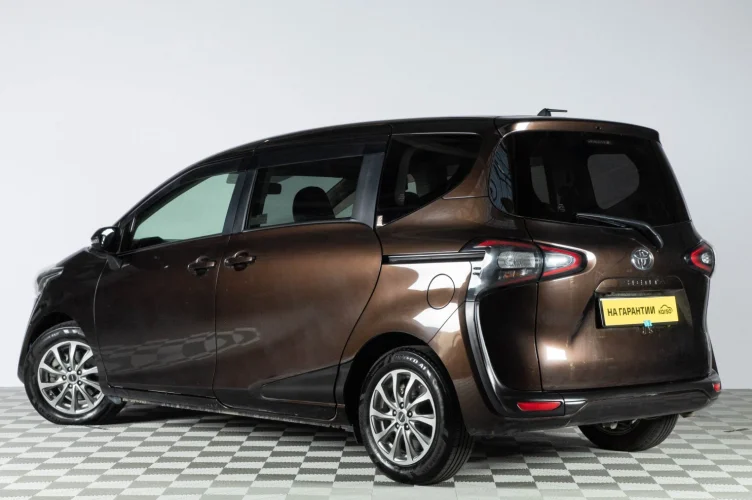 Toyota Sienta 4 из 6