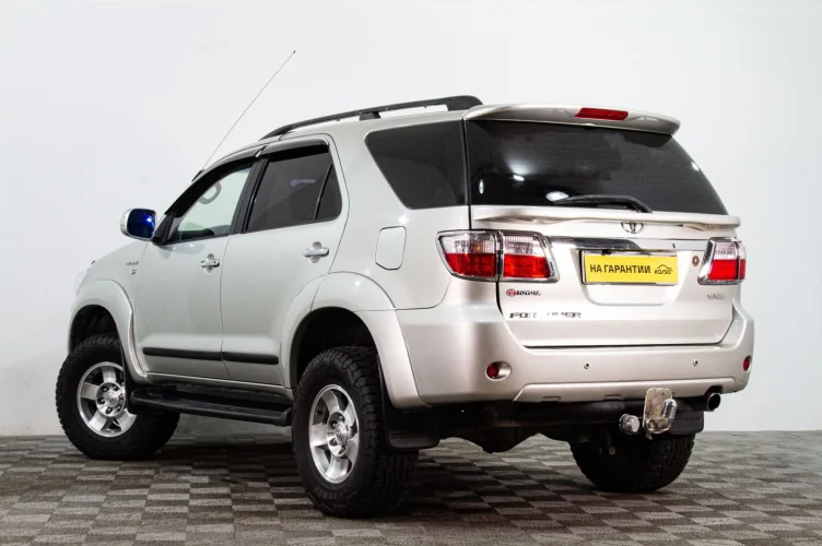 Toyota Fortuner 6 из 6