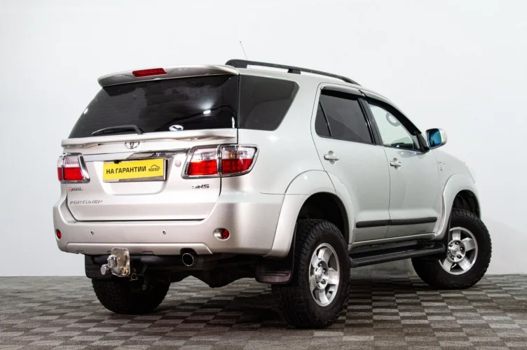 Toyota Fortuner 4 из 6