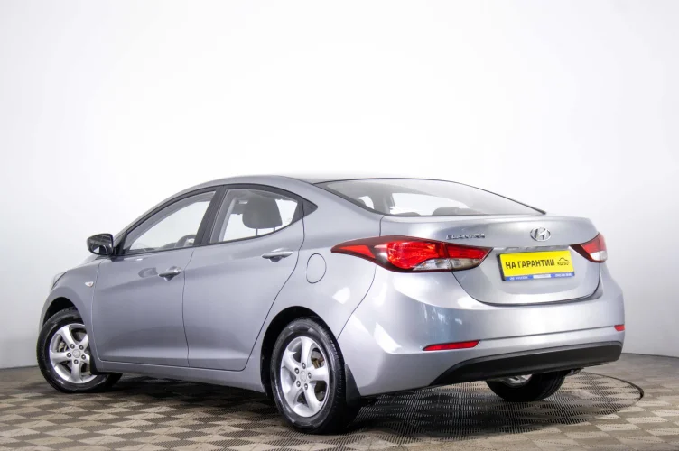 Hyundai Elantra 4 из 6