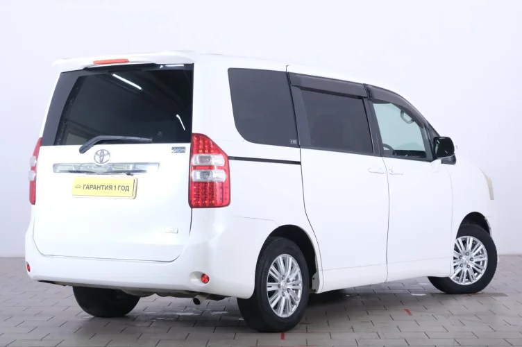 Toyota Noah 6 из 6
