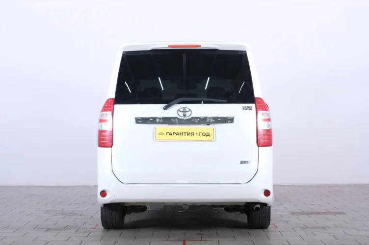 Toyota Noah 5 из 6