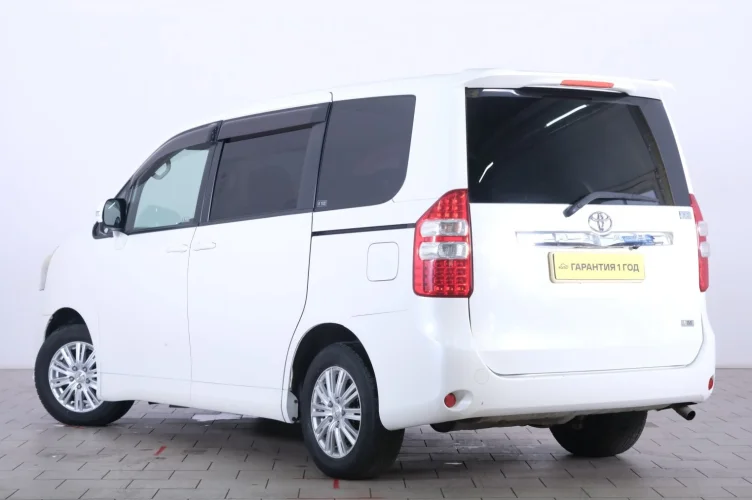 Toyota Noah 4 из 6