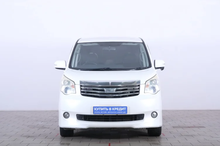 Toyota Noah 2 из 6