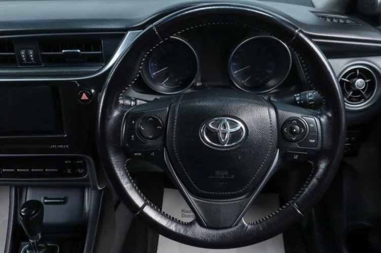 Toyota Auris 13 из 19