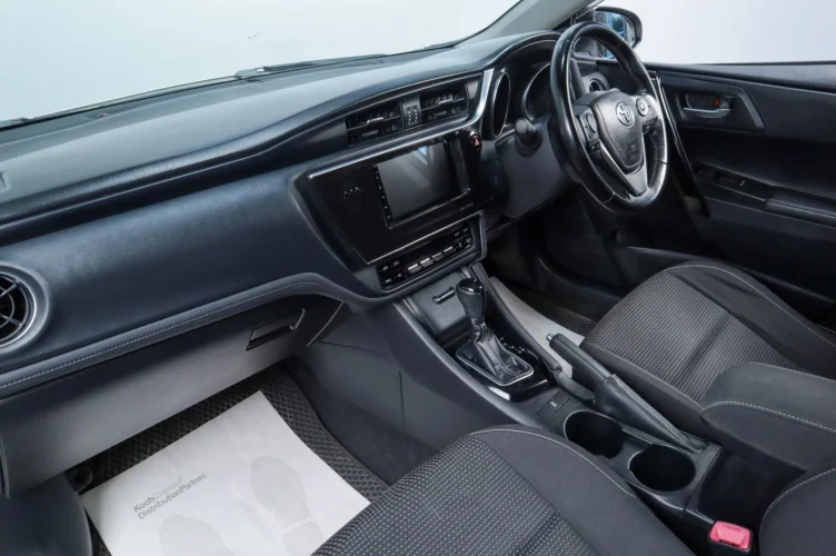 Toyota Auris 18 из 19