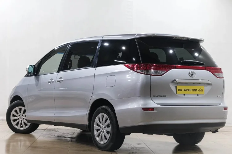 Toyota Estima 4 из 6