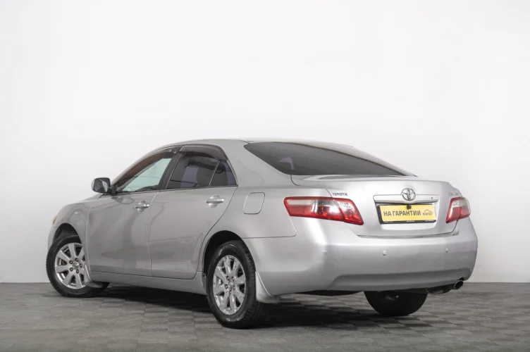 Toyota Camry 5 из 6