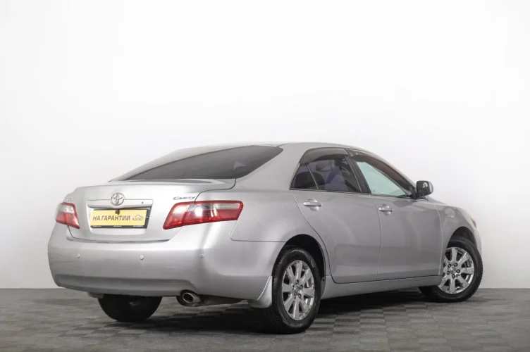 Toyota Camry 6 из 6