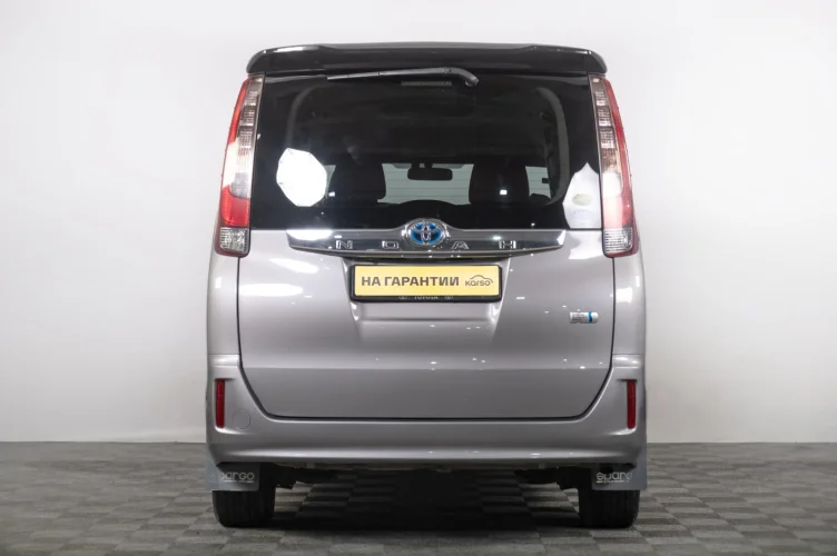 Toyota Noah 4 из 6