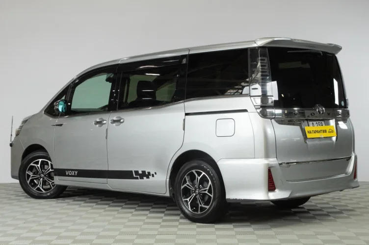 Toyota Voxy 4 из 6