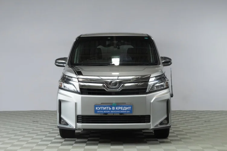 Toyota Voxy 2 из 6