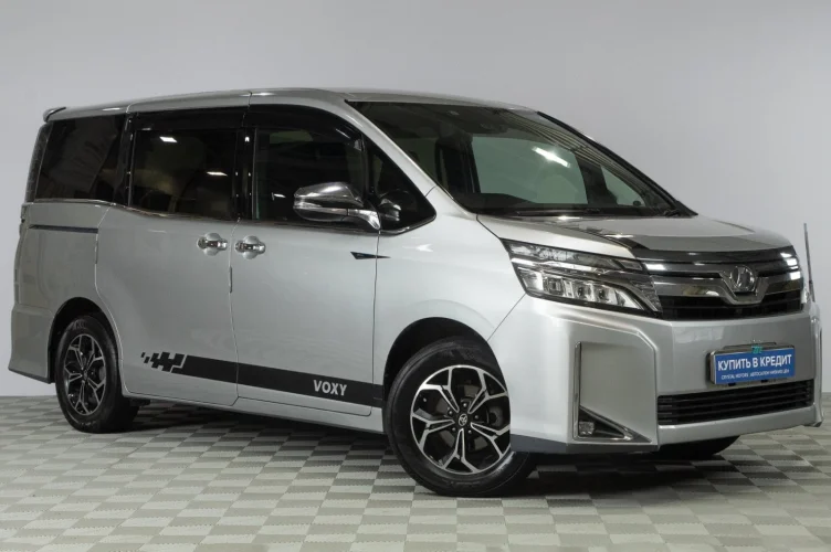 Toyota Voxy 1 из 6