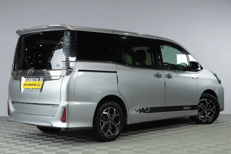 Toyota Voxy 6 из 6