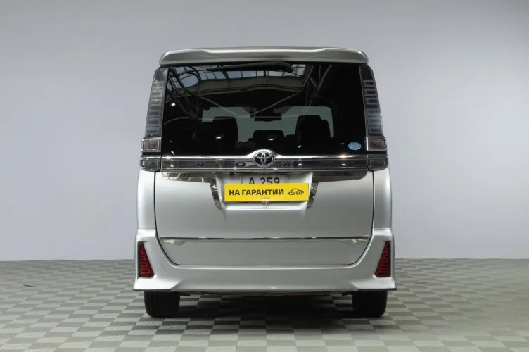 Toyota Voxy 5 из 6