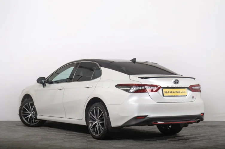 Toyota Camry 5 из 6