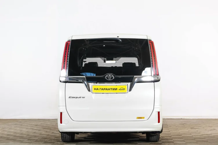 Toyota Esquire 5 из 6
