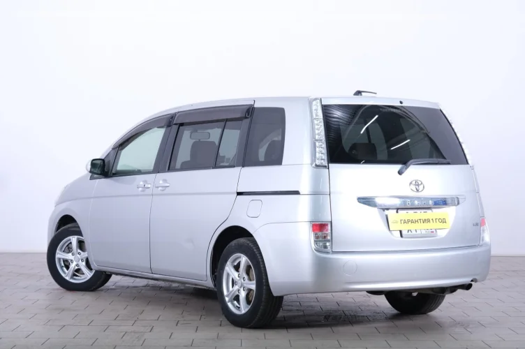 Toyota Isis 4 из 6