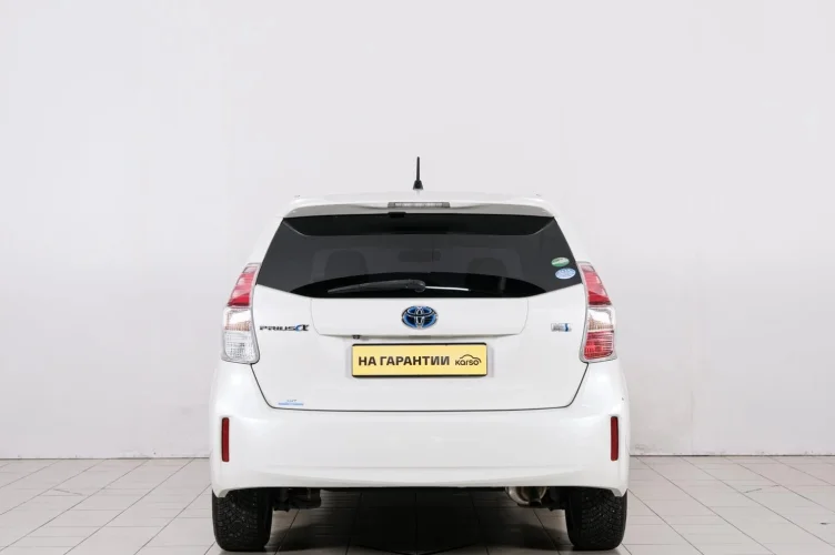Toyota Prius Alpha 5 из 6