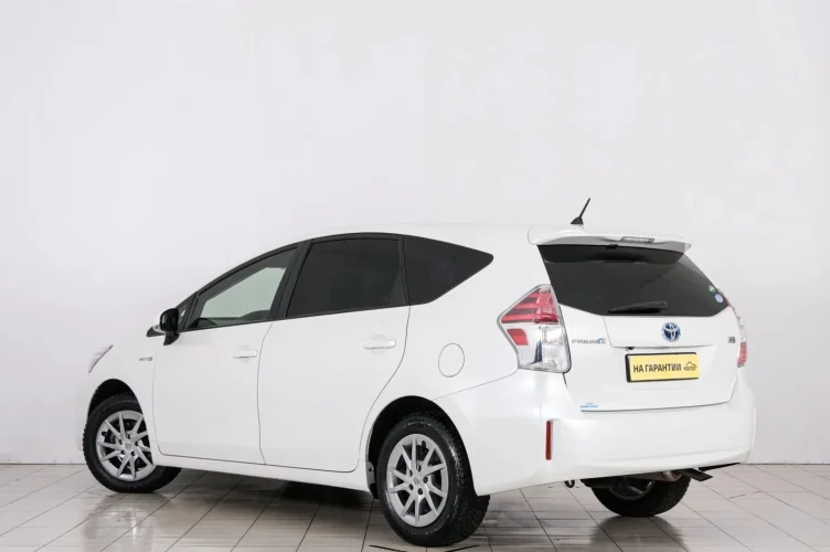 Toyota Prius Alpha 4 из 6